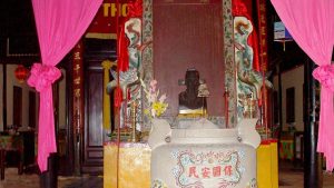Bàn thờ gia tiên trong nhà: bài trí và những điều nên tránh